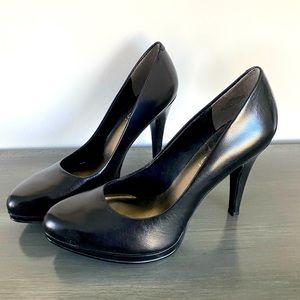 Nine West size 6 black leather pumps